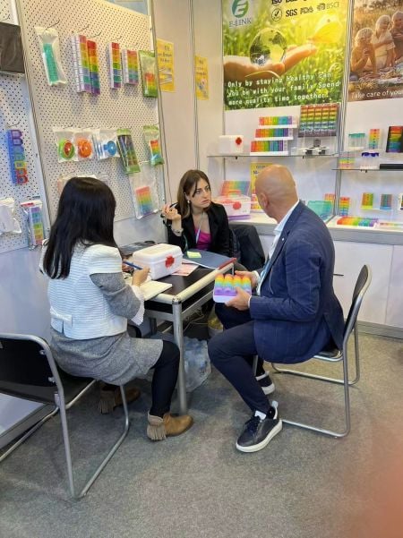 E-link обсуждает с новым клиентом аптечку и органайзер для таблеток.